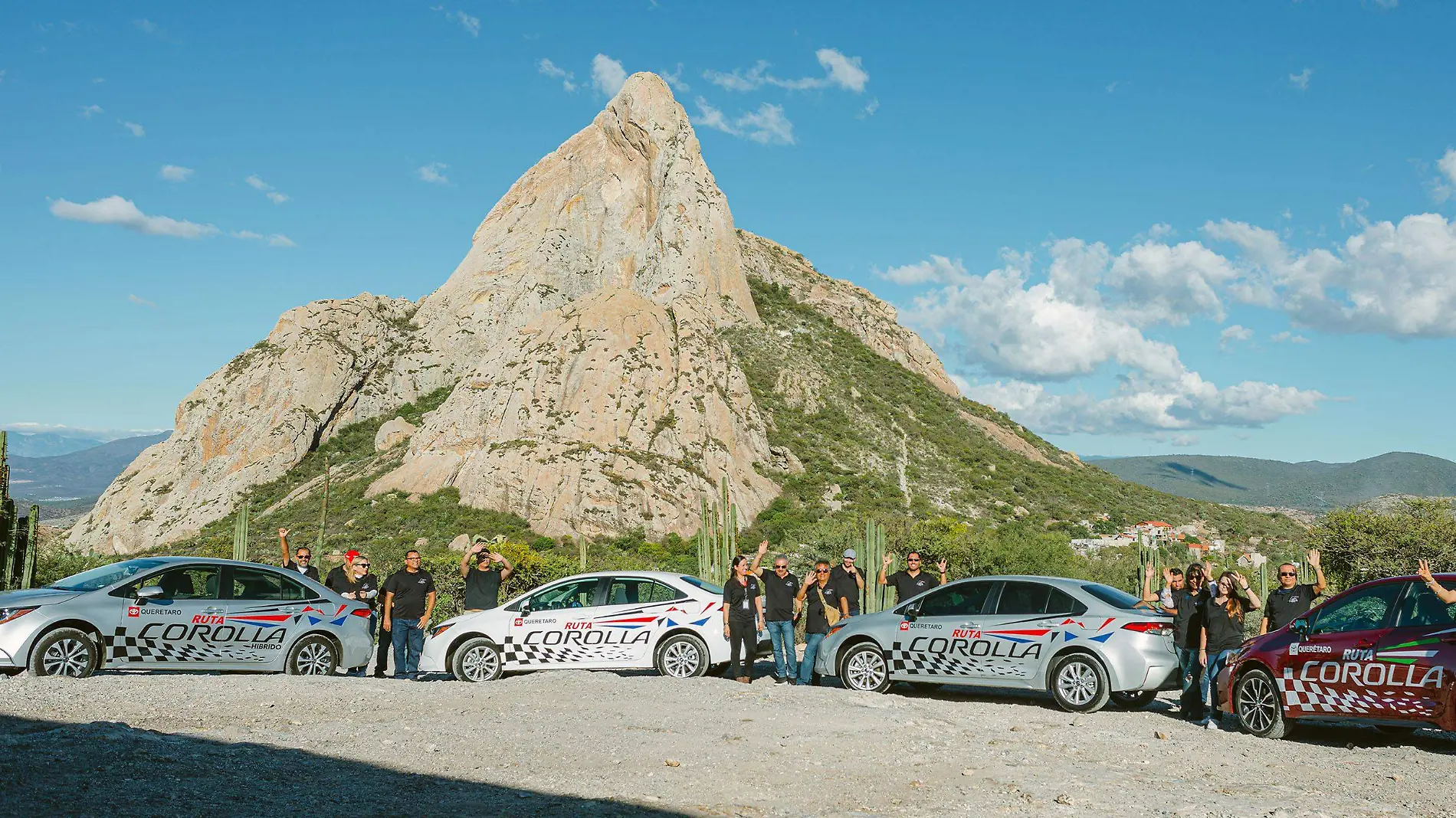  La caravana de autos que se integró en la 1era edición de la Ruta Corolla bajo la emblemática Peña de Bernal.